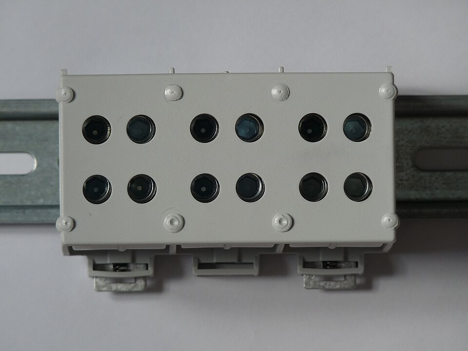 Terminal block mounted on a DIN rail